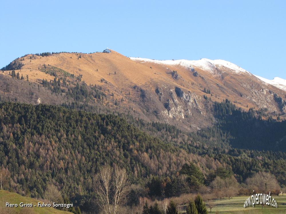 01 Spicca la croce di Cima Parè.jpg